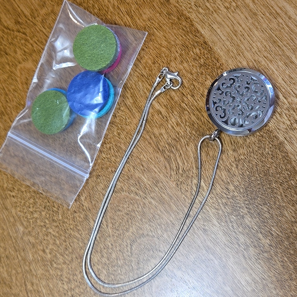 Diffuser Silver Locket Necklace with Felt Pads